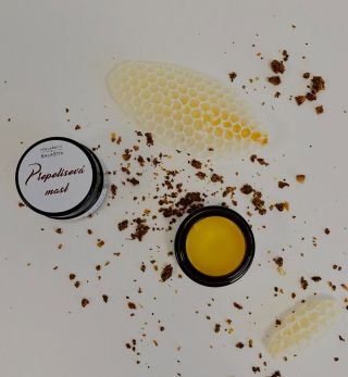 🌿✨ Přírodní síla včel přímo pro vaši pokožku ✨🐝 Naše propolisová mast je malý zázrak z úlu 💛 Obsahuje propolis, známý pro...