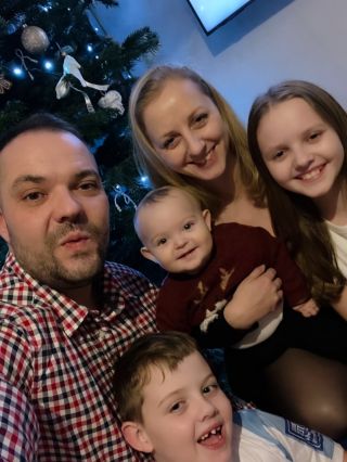 Největší výzva letošních Vánoc? Udělat rodinné selfie se třemi dětmi 😂 Z celého srdce přejeme sladké, klidné a požehnané...